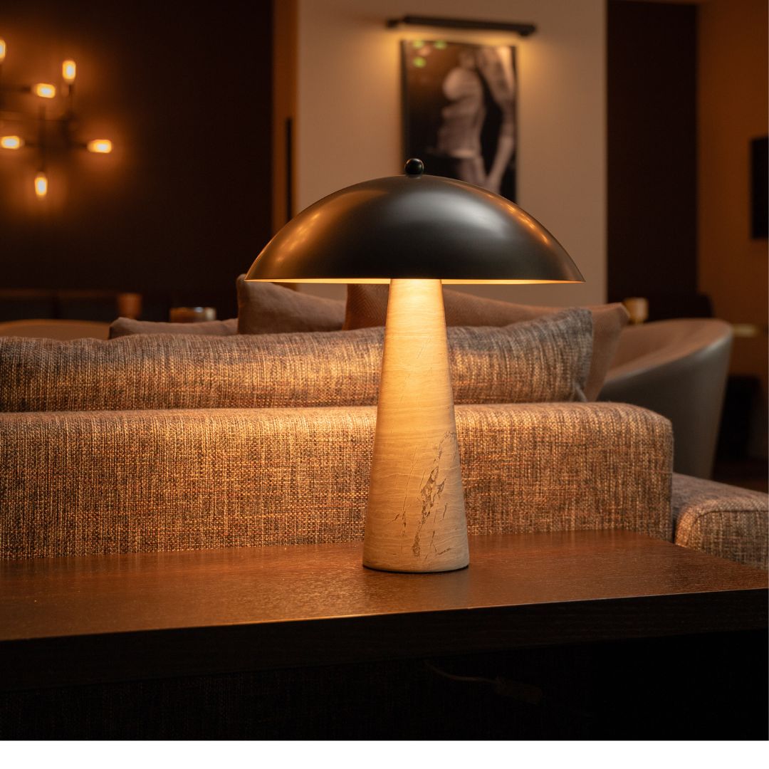 Vesper Luxe - edle Holz-Marmor-Tischlampe mit goldenem Innenfinish