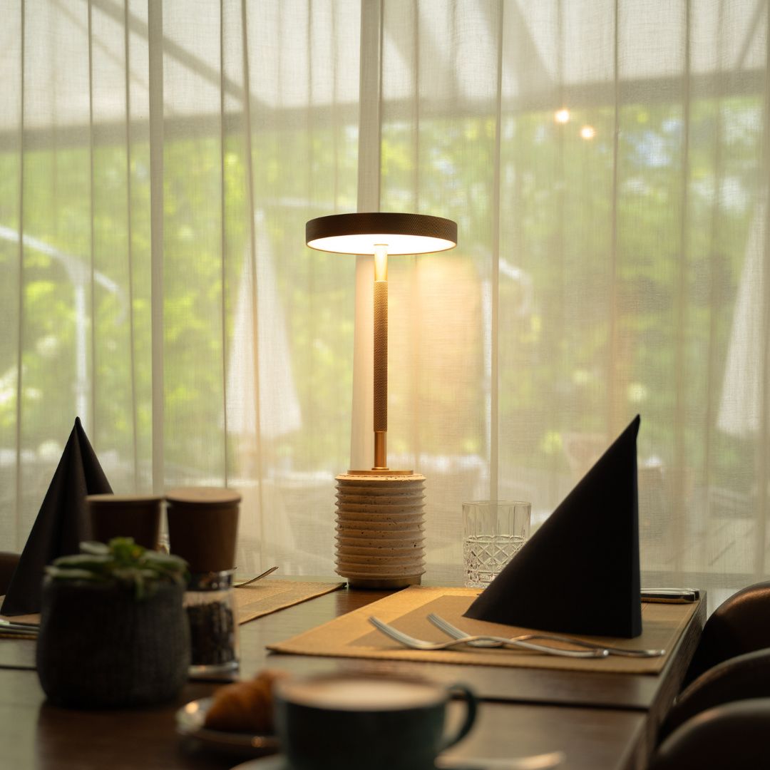Velora Light - minimalistische LED-Lampe mit geriffeltem Travertin-Sockel