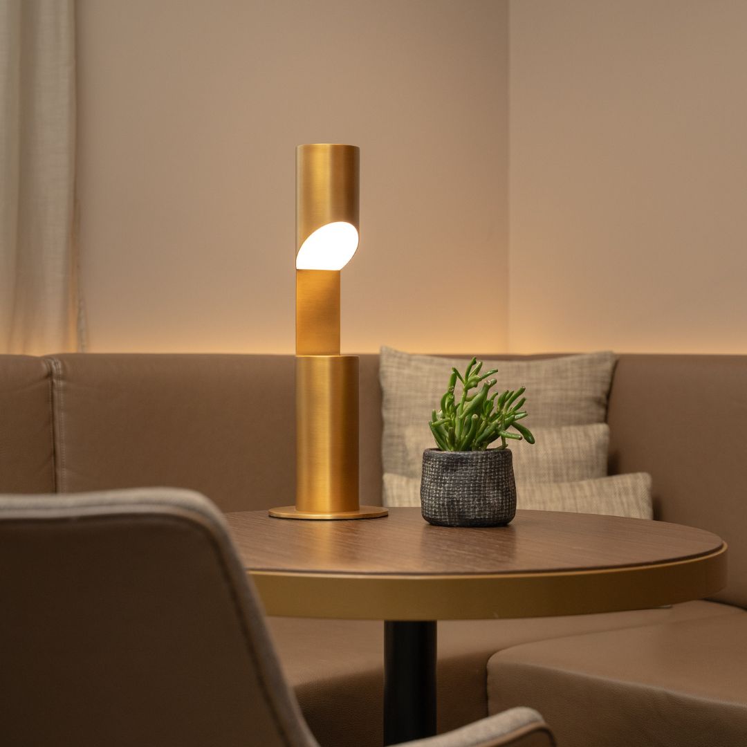 Astra Luce - dimmbare LED-Tischlampe mit moderner zylindrischer Schnitt-Schräge
