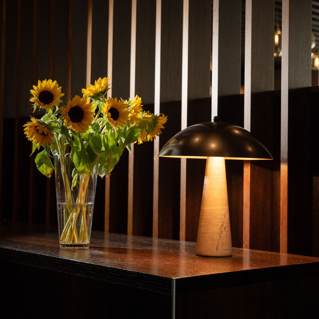 Vesper Luxe - edle Holz-Marmor-Tischlampe mit goldenem Innenfinish