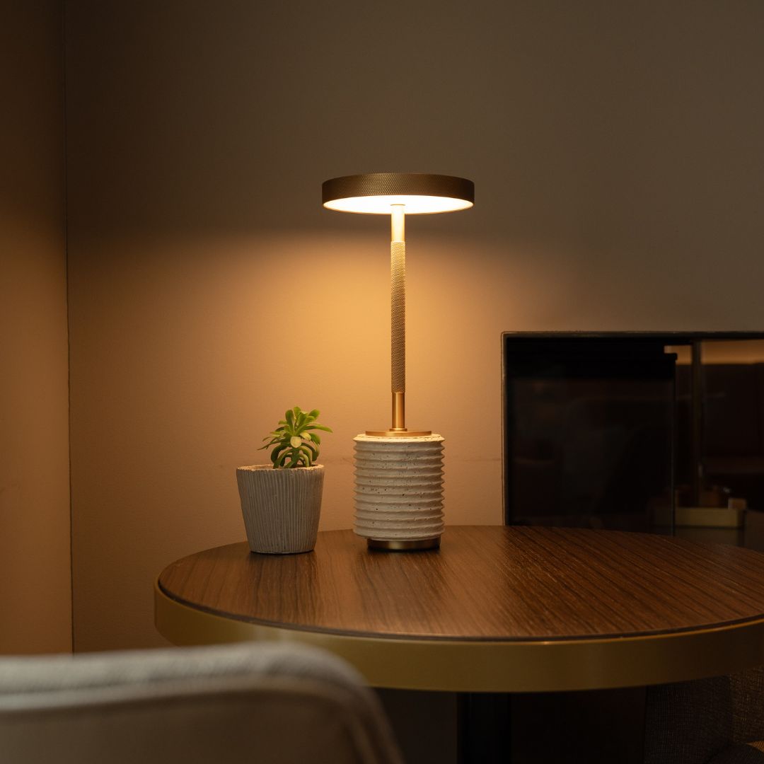Velora Light - minimalistische LED-Lampe mit geriffeltem Travertin-Sockel