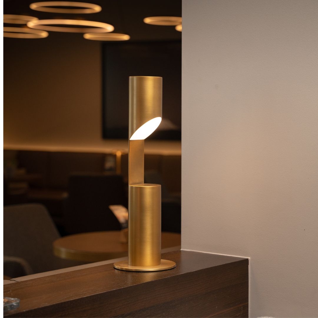Astra Luce - dimmbare LED-Tischlampe mit moderner zylindrischer Schnitt-Schräge