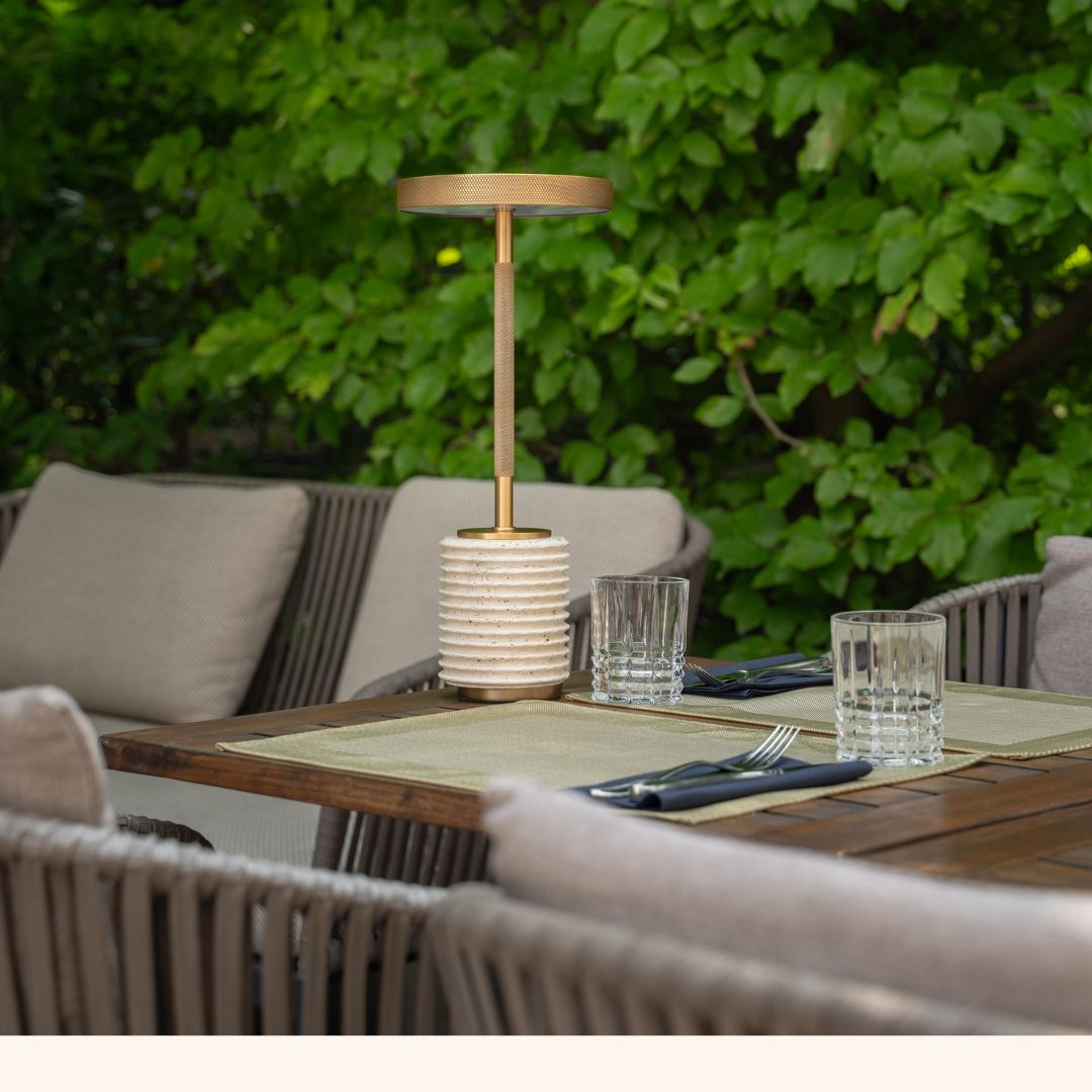 Velora Light - minimalistische LED-Lampe mit geriffeltem Travertin-Sockel
