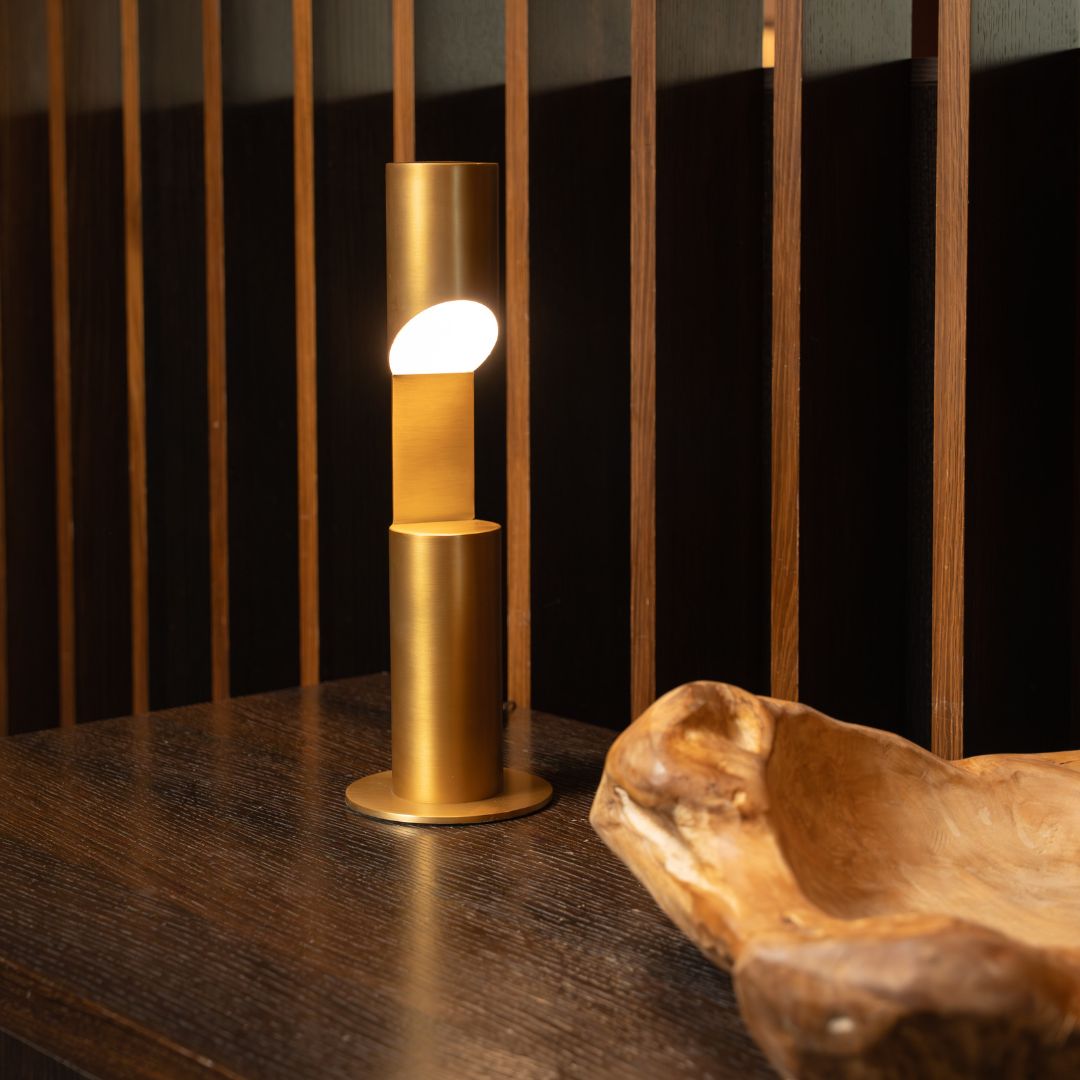 Astra Luce - dimmbare LED-Tischlampe mit moderner zylindrischer Schnitt-Schräge