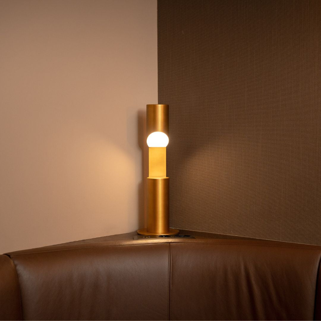 Astra Luce - dimmbare LED-Tischlampe mit moderner zylindrischer Schnitt-Schräge