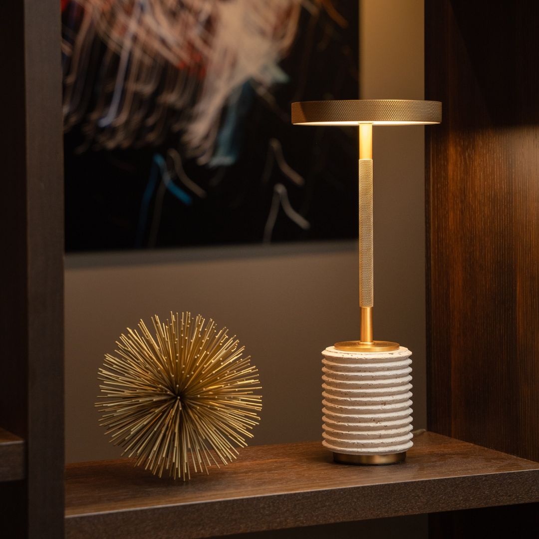 Velora Light - minimalistische LED-Lampe mit geriffeltem Travertin-Sockel