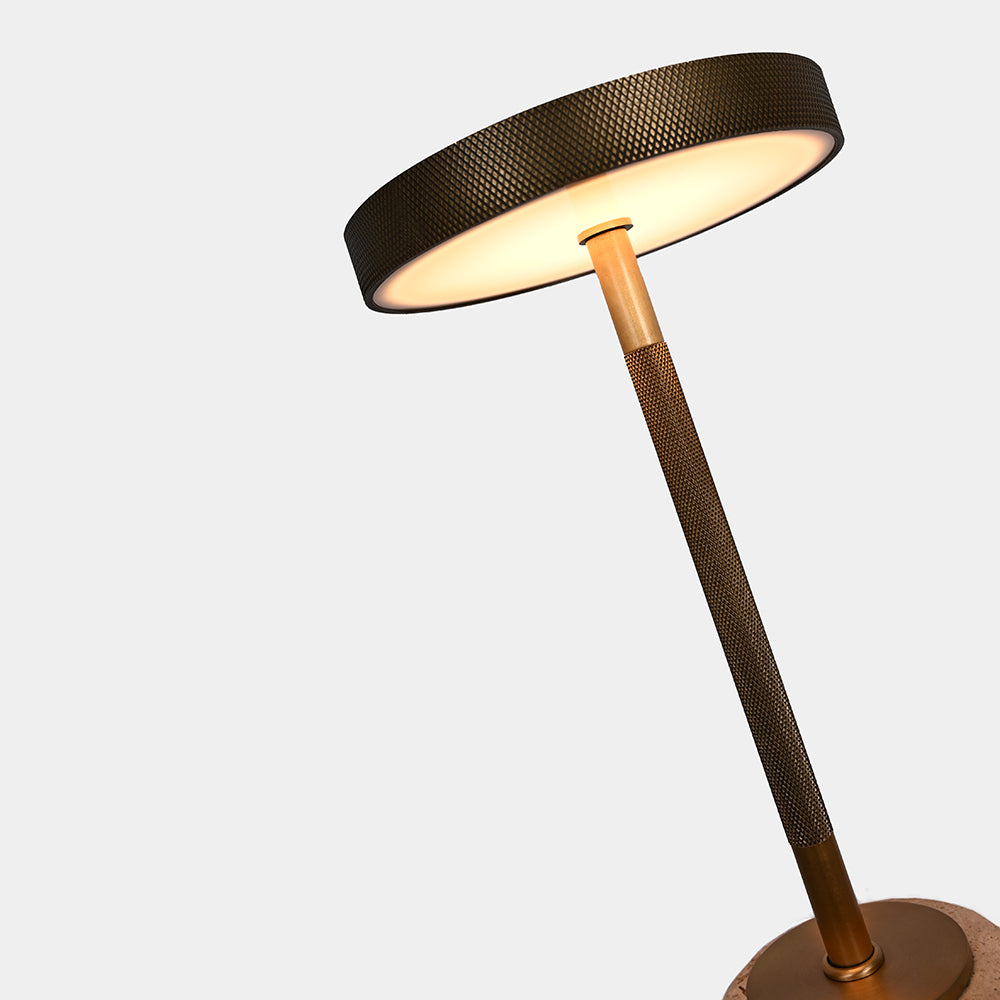 Velora Light - minimalistische LED-Lampe mit geriffeltem Travertin-Sockel