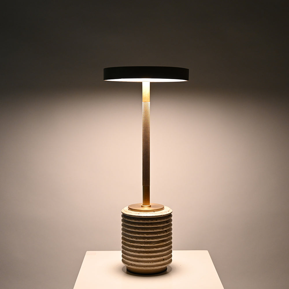 Velora Light - minimalistische LED-Lampe mit geriffeltem Travertin-Sockel