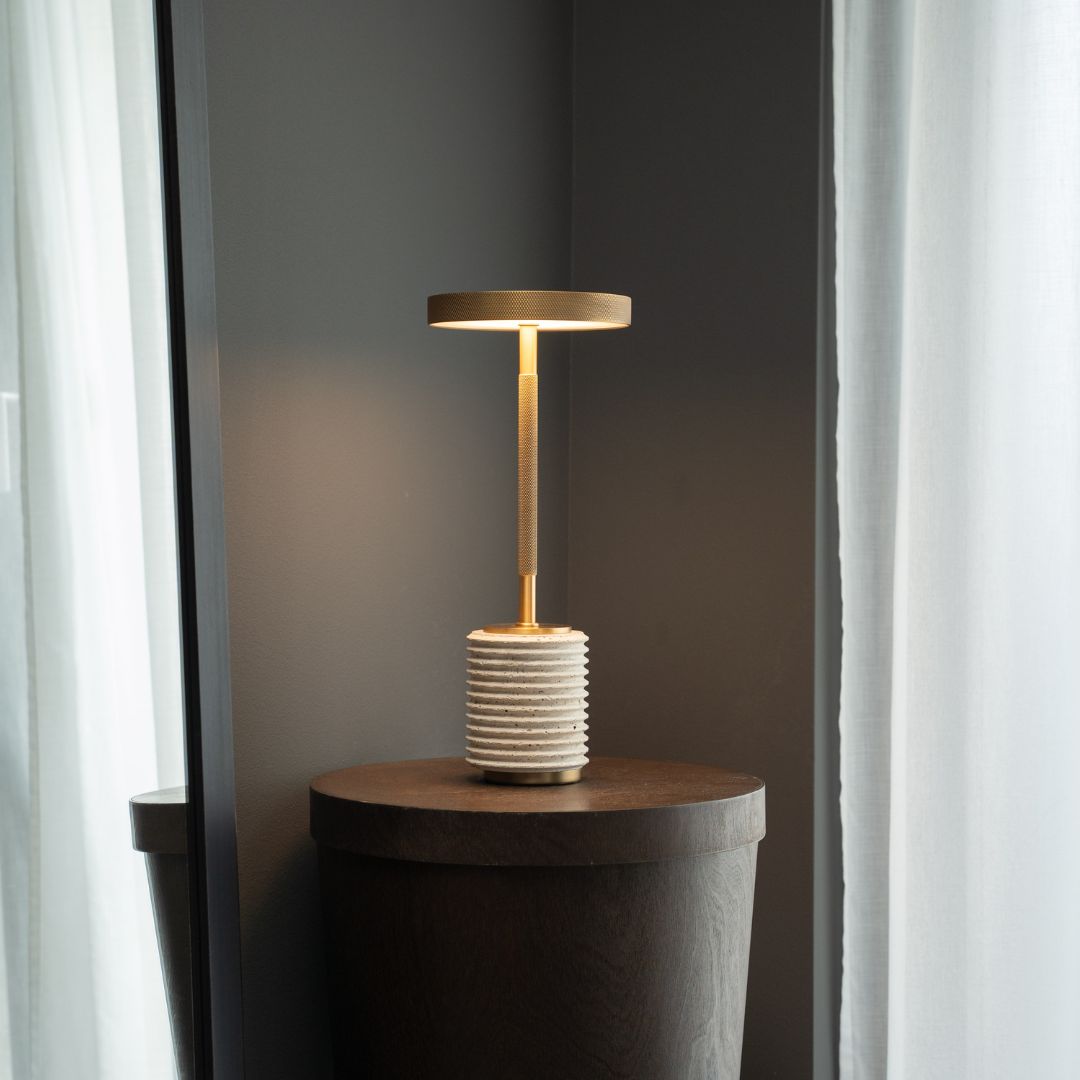 Velora Light - minimalistische LED-Lampe mit geriffeltem Travertin-Sockel