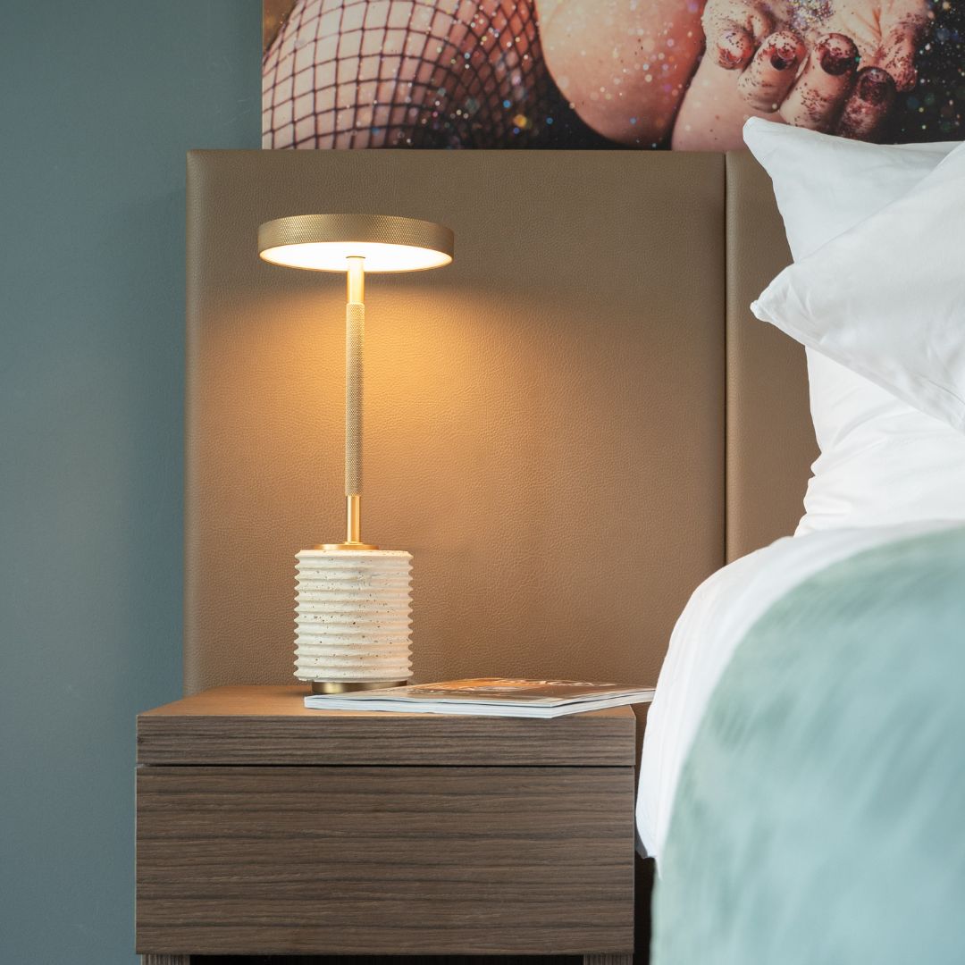 Velora Light - minimalistische LED-Lampe mit geriffeltem Travertin-Sockel