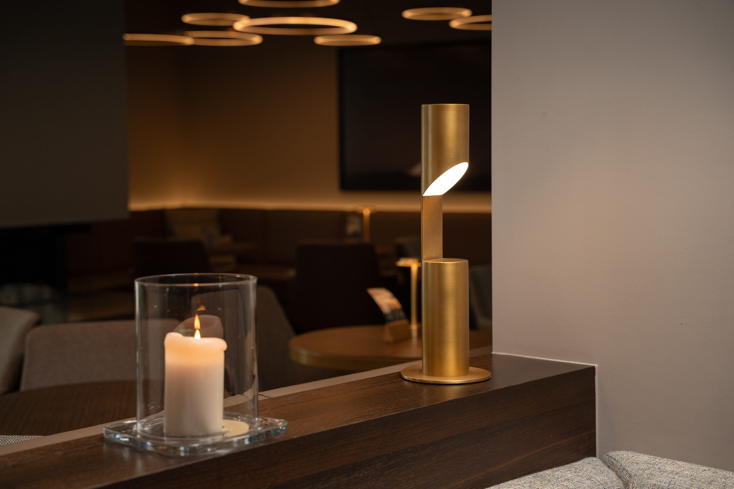 Astra Luce in einer Hotel-Lounge